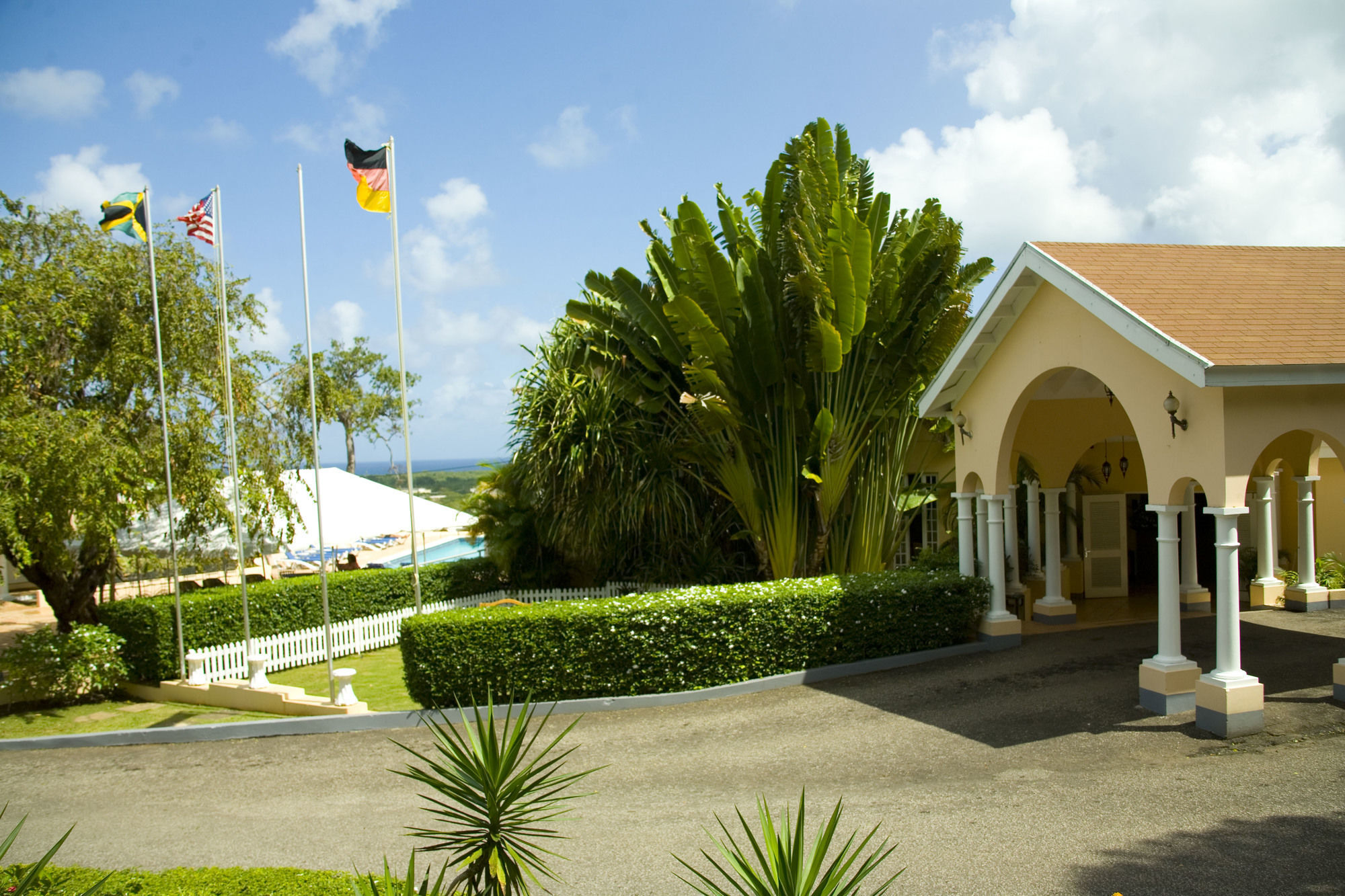 Cardiff Hotel And Spa Runaway Bay Exterior photo